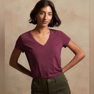 Banana Republic. Timeless V-Neck T-Shirt in  Plum. Size Small.